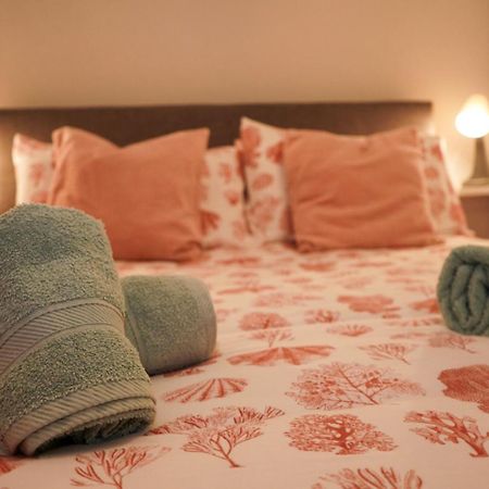 Lovely Holiday Home Next To Bus Terminus خليج سانت بول المظهر الخارجي الصورة