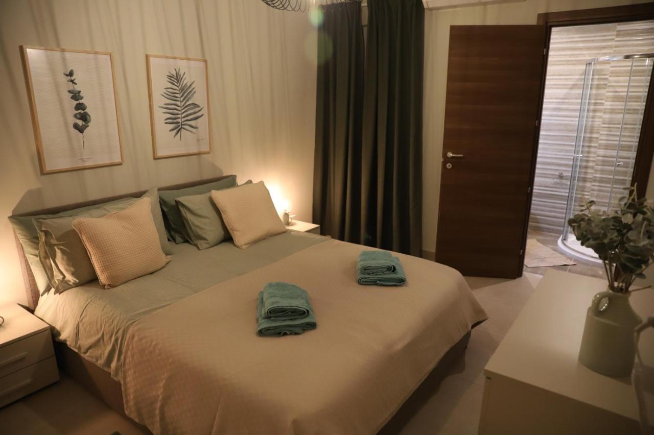 Lovely Holiday Home Next To Bus Terminus خليج سانت بول المظهر الخارجي الصورة