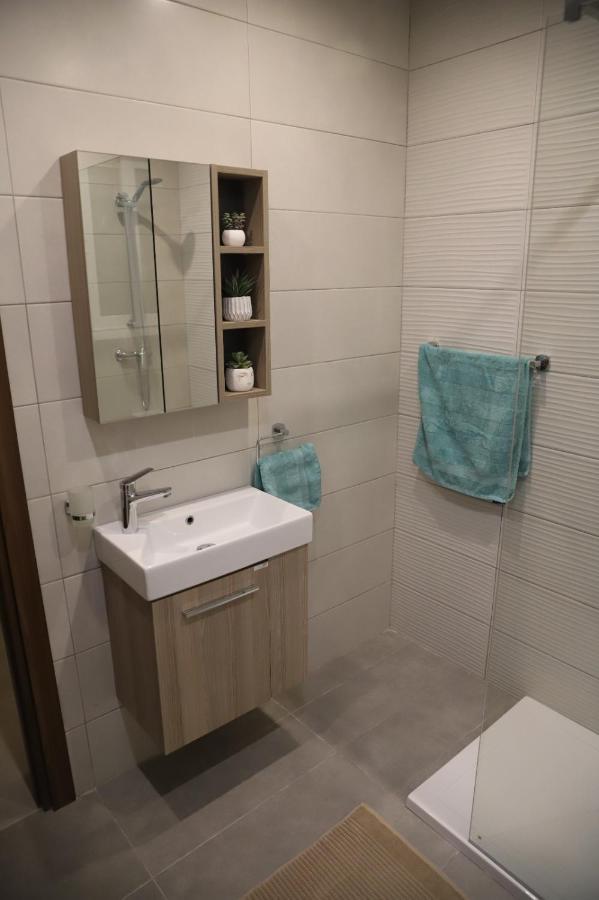 Lovely Holiday Home Next To Bus Terminus خليج سانت بول المظهر الخارجي الصورة