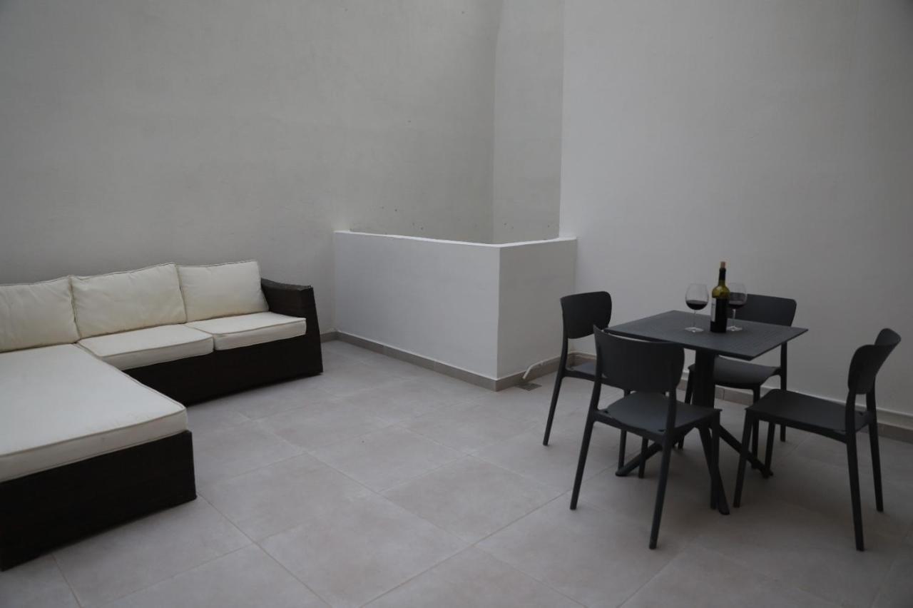 Lovely Holiday Home Next To Bus Terminus خليج سانت بول المظهر الخارجي الصورة