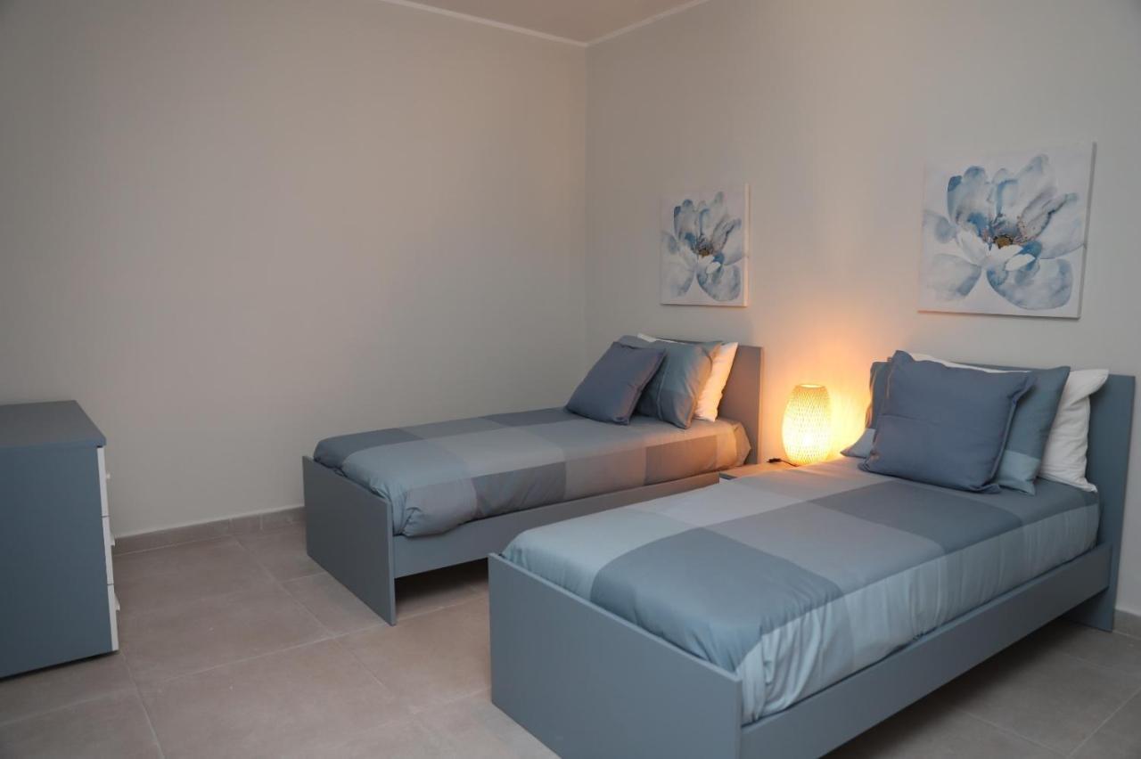 Lovely Holiday Home Next To Bus Terminus خليج سانت بول المظهر الخارجي الصورة