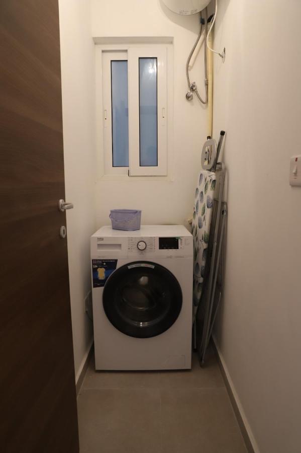 Lovely Holiday Home Next To Bus Terminus خليج سانت بول المظهر الخارجي الصورة