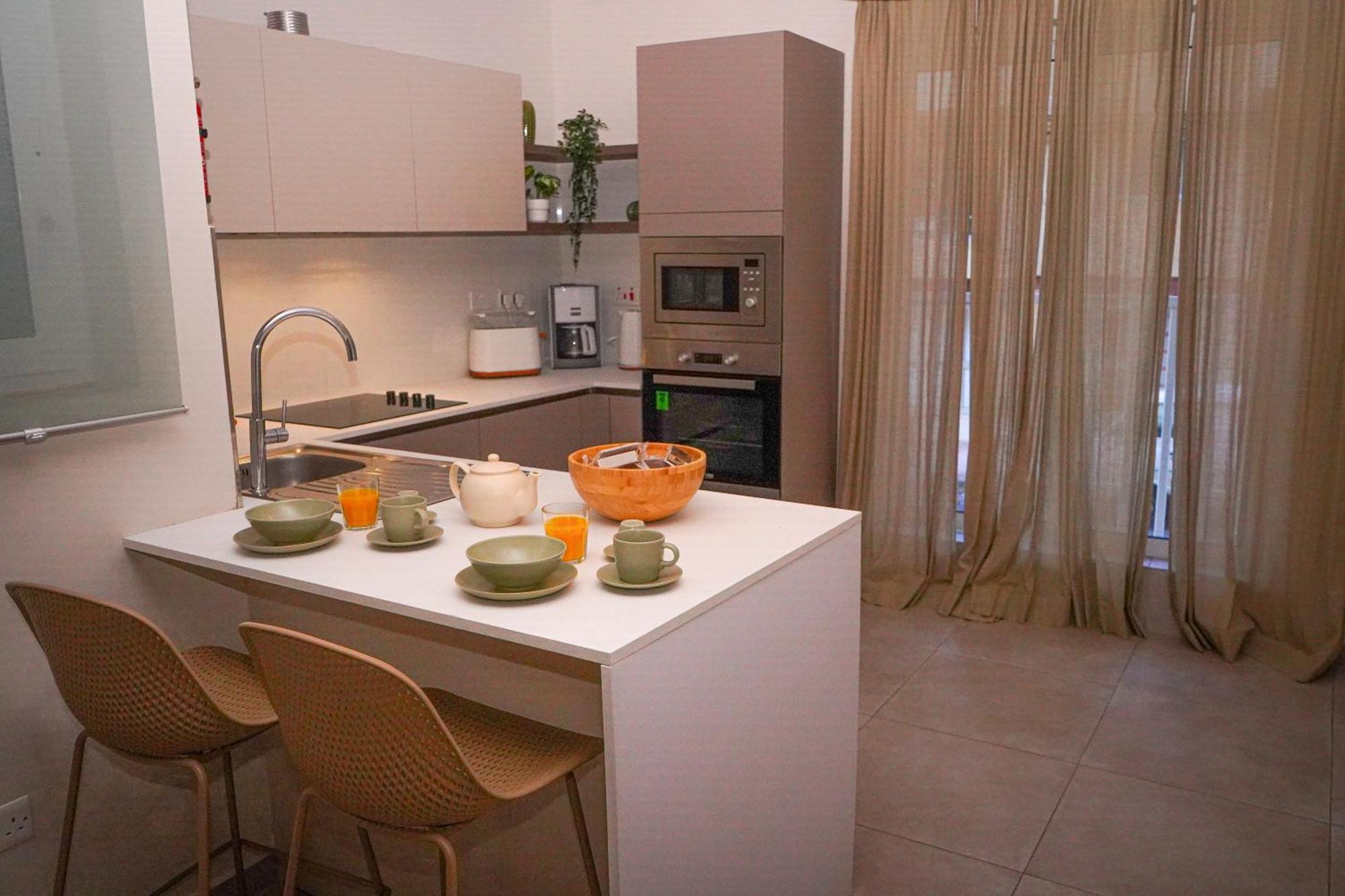 Lovely Holiday Home Next To Bus Terminus خليج سانت بول المظهر الخارجي الصورة