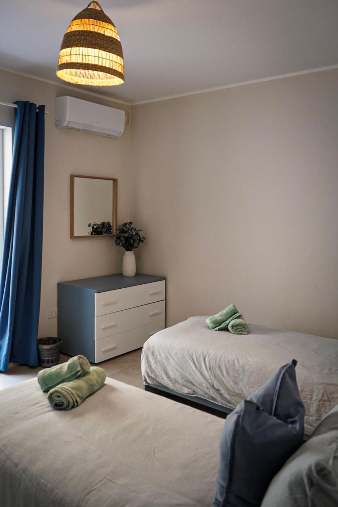 Lovely Holiday Home Next To Bus Terminus خليج سانت بول المظهر الخارجي الصورة