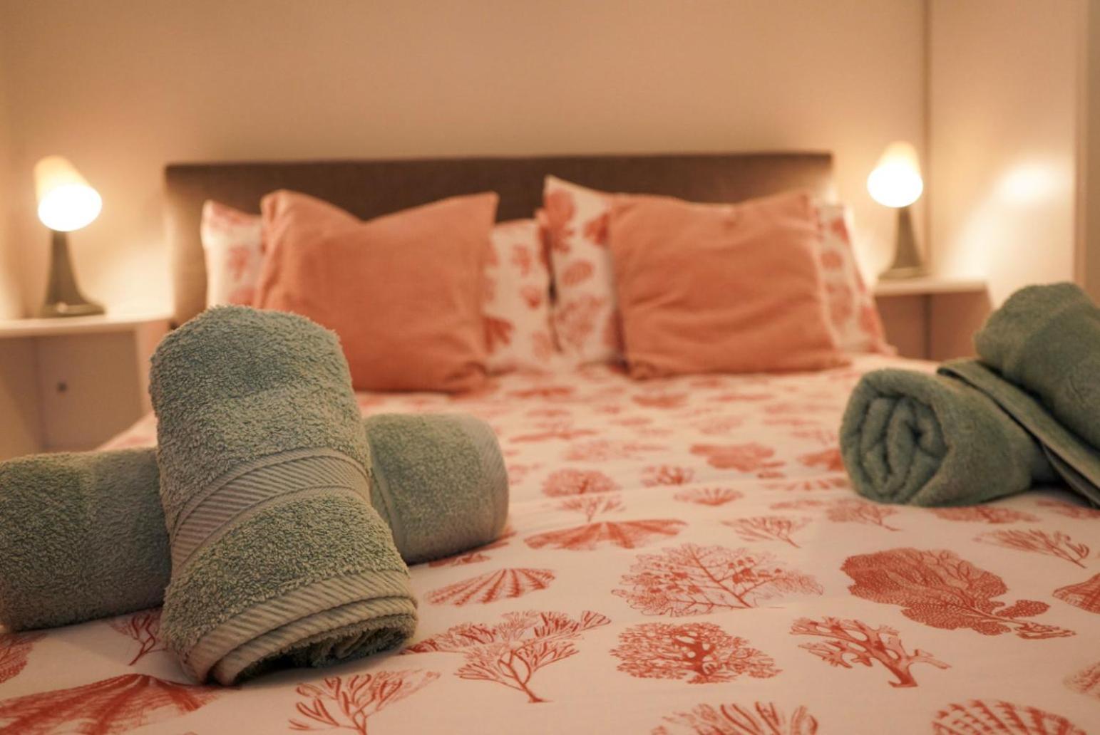 Lovely Holiday Home Next To Bus Terminus خليج سانت بول المظهر الخارجي الصورة