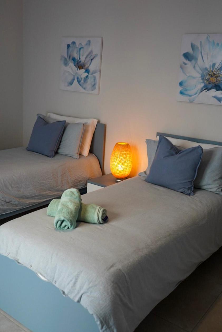 Lovely Holiday Home Next To Bus Terminus خليج سانت بول المظهر الخارجي الصورة