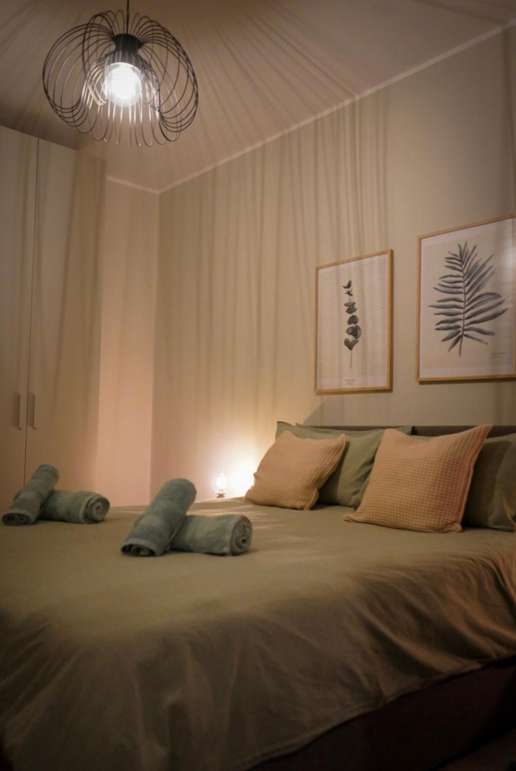 Lovely Holiday Home Next To Bus Terminus خليج سانت بول المظهر الخارجي الصورة