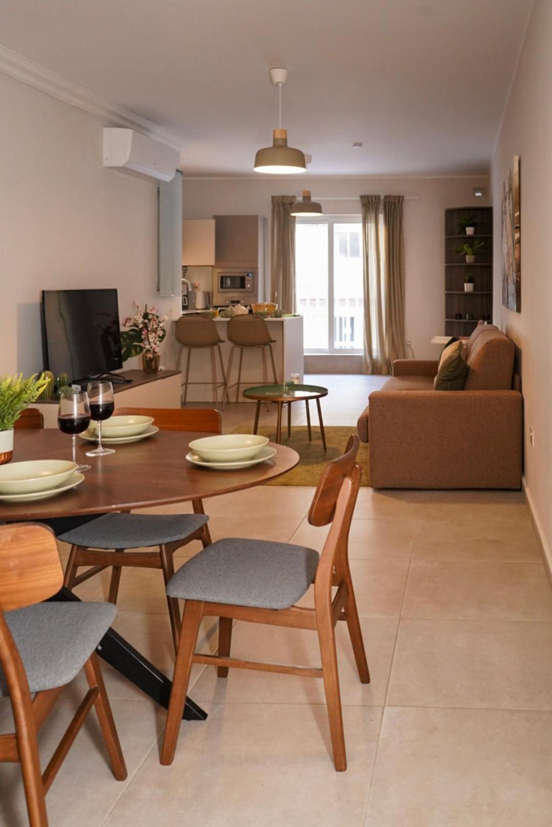 Lovely Holiday Home Next To Bus Terminus خليج سانت بول المظهر الخارجي الصورة