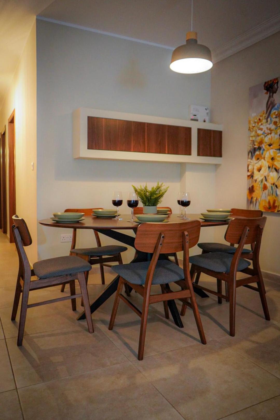 Lovely Holiday Home Next To Bus Terminus خليج سانت بول المظهر الخارجي الصورة