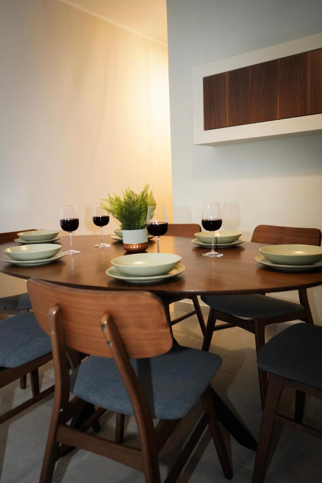 Lovely Holiday Home Next To Bus Terminus خليج سانت بول المظهر الخارجي الصورة