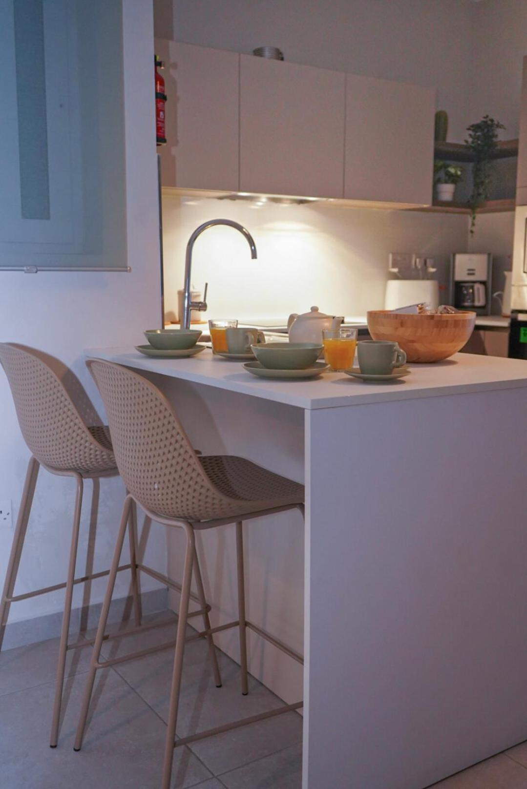 Lovely Holiday Home Next To Bus Terminus خليج سانت بول المظهر الخارجي الصورة