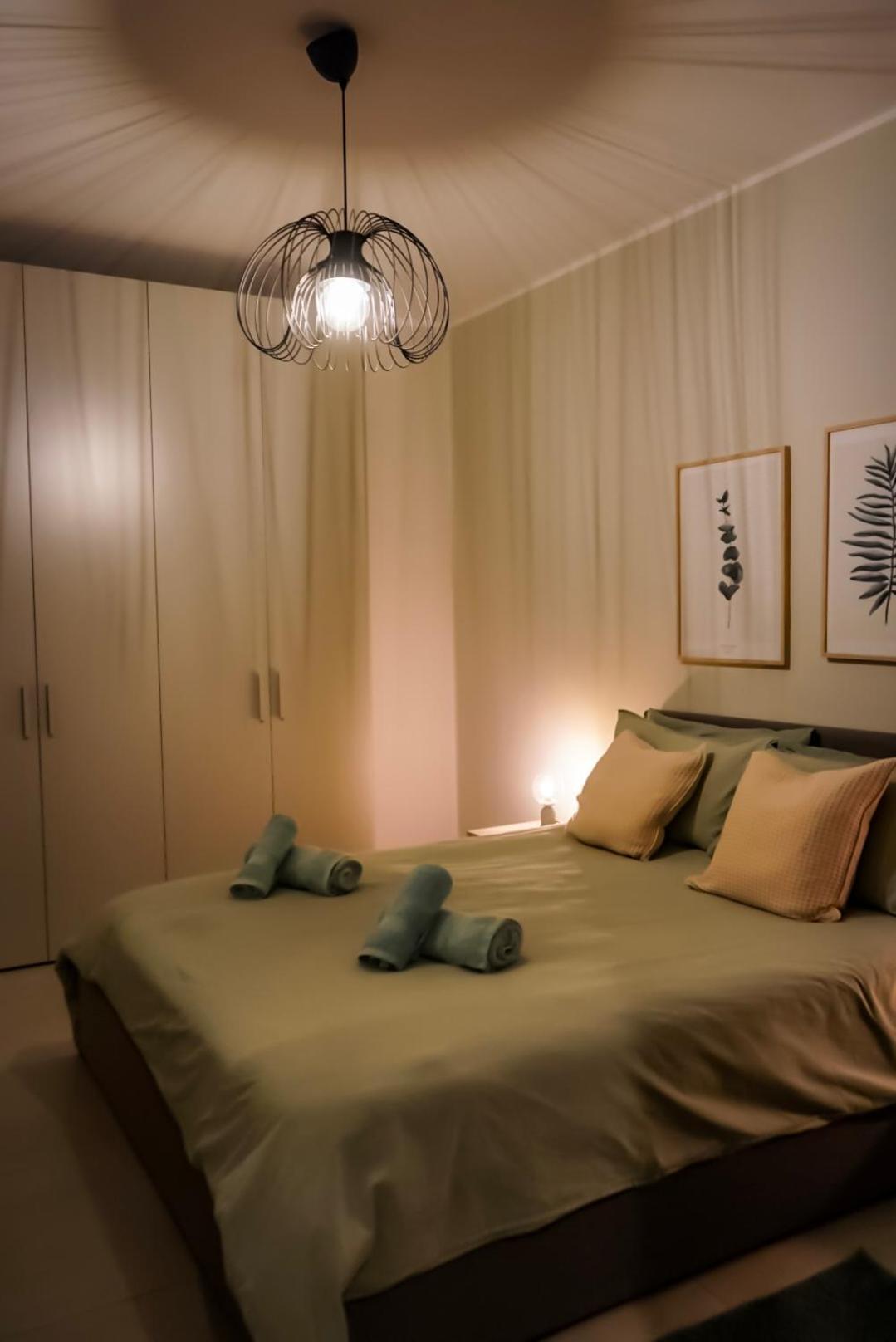 Lovely Holiday Home Next To Bus Terminus خليج سانت بول المظهر الخارجي الصورة