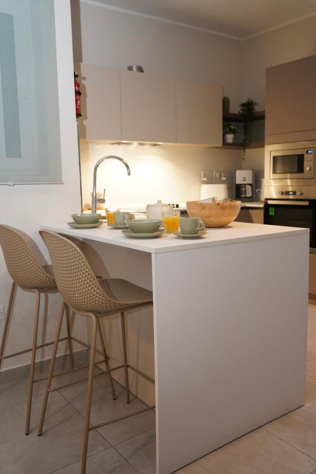 Lovely Holiday Home Next To Bus Terminus خليج سانت بول المظهر الخارجي الصورة