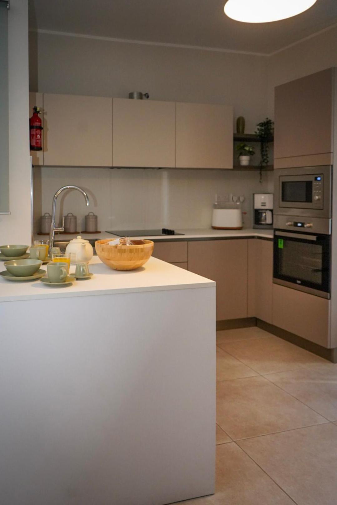 Lovely Holiday Home Next To Bus Terminus خليج سانت بول المظهر الخارجي الصورة
