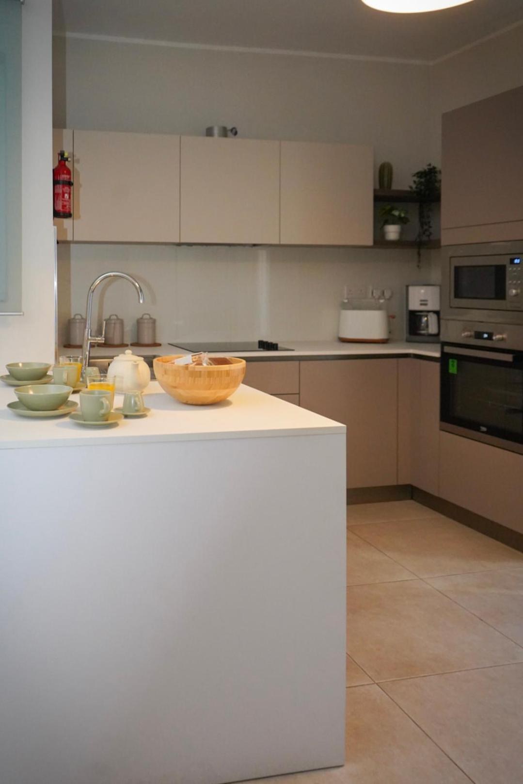 Lovely Holiday Home Next To Bus Terminus خليج سانت بول المظهر الخارجي الصورة