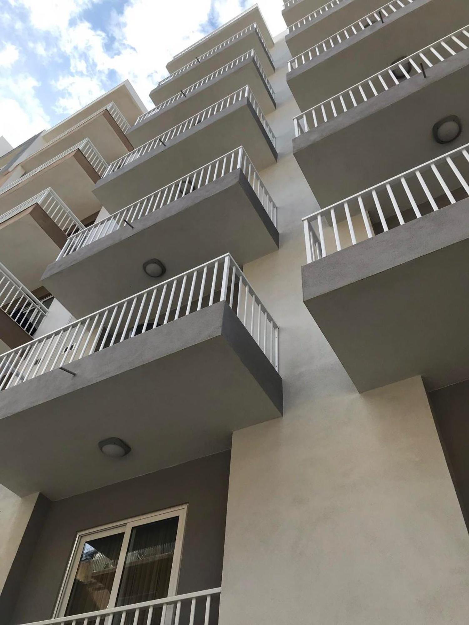 Lovely Holiday Home Next To Bus Terminus خليج سانت بول المظهر الخارجي الصورة