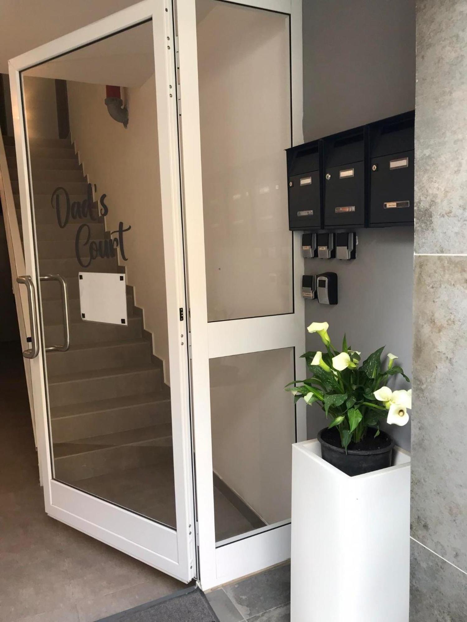 Lovely Holiday Home Next To Bus Terminus خليج سانت بول المظهر الخارجي الصورة